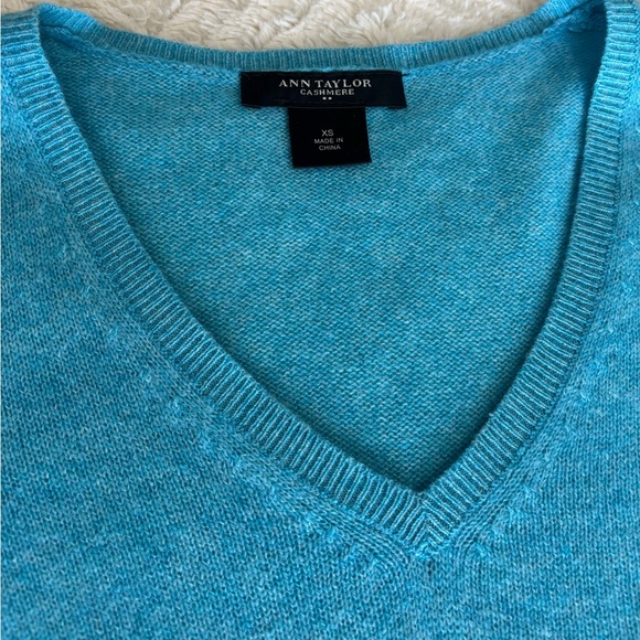Ann Taylor Cashmere Turquoise V-Neck Women’s Sweater size: XS - Picture 3 of 8
